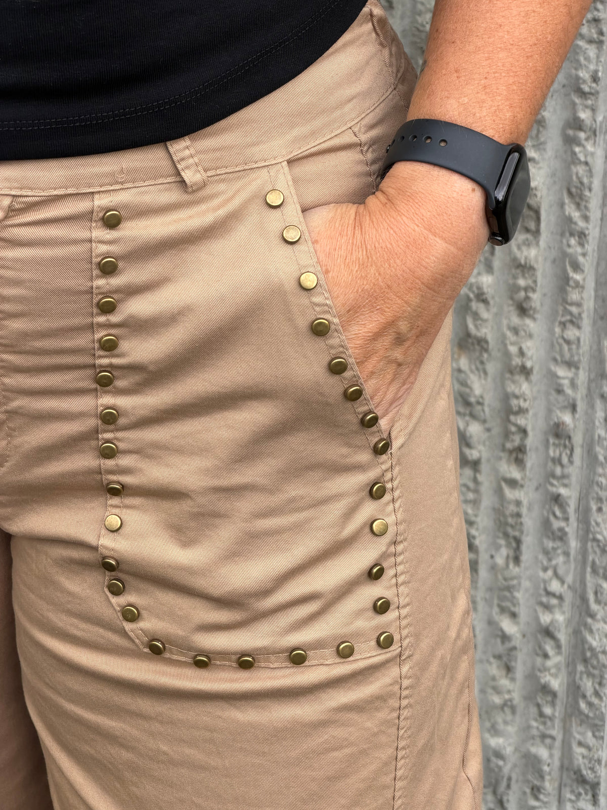 Barrel Studs – Beige